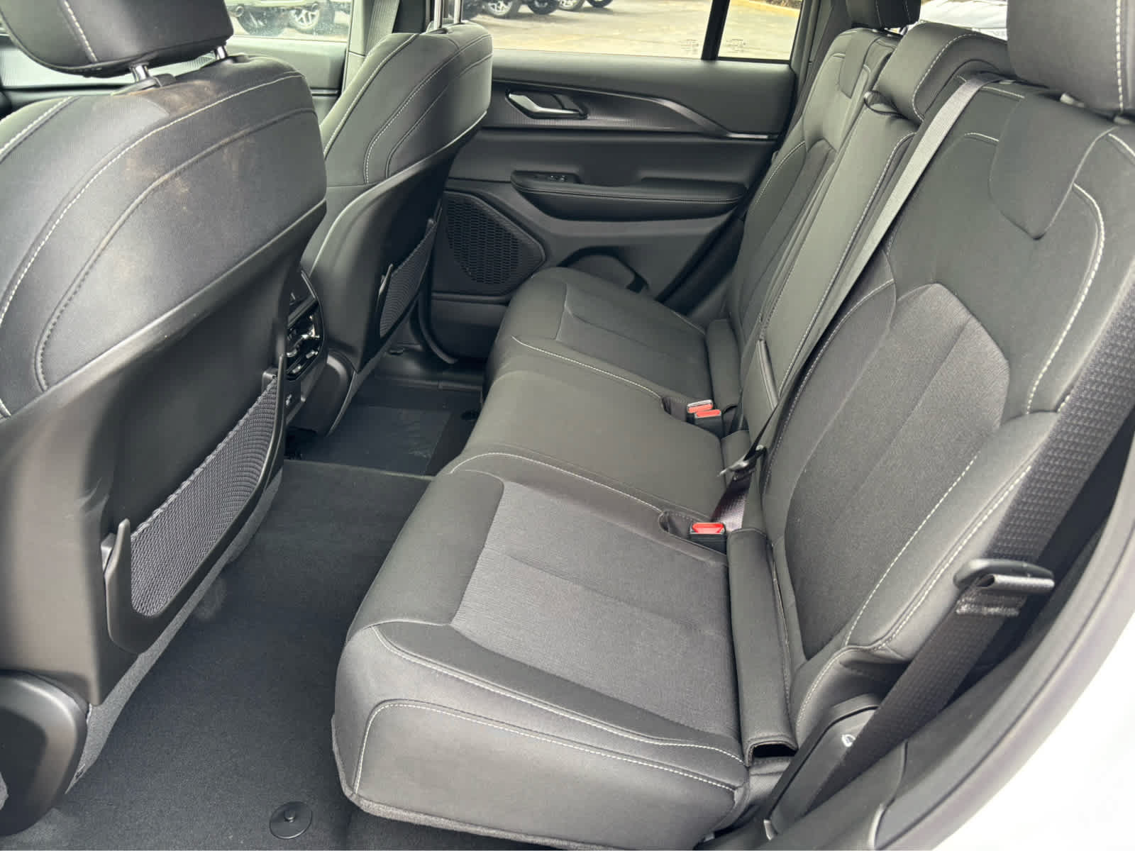 Used 2025 Jeep Grand Cherokee Laredo RWD image 15