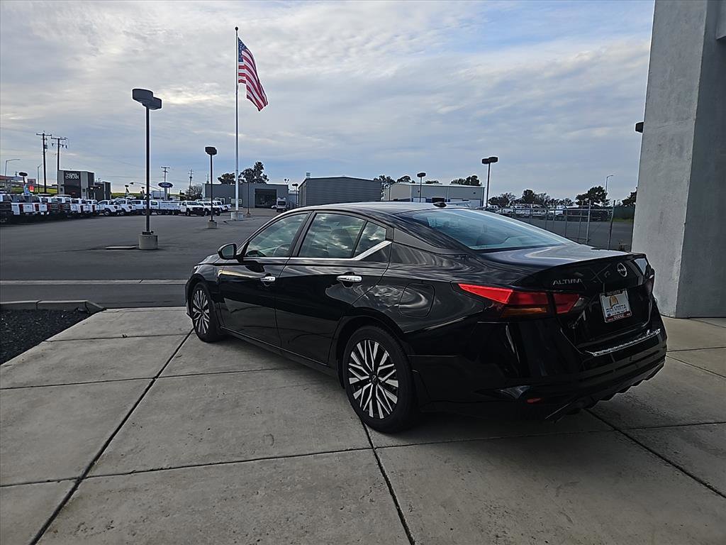 Used 2023 Nissan Altima 2.5 SV w/ SV Premium Package image 3