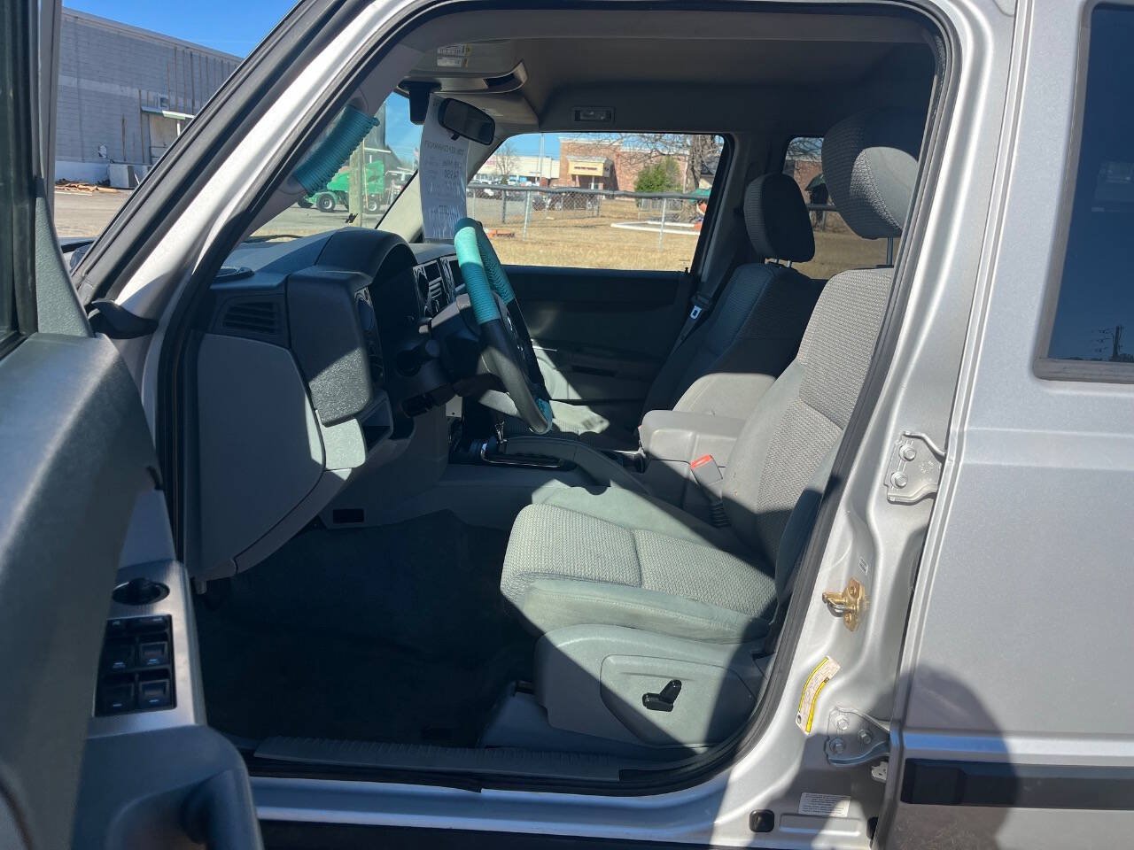 Used 2006 Jeep Commander 2WD w/ Popular Equipment Group image 8