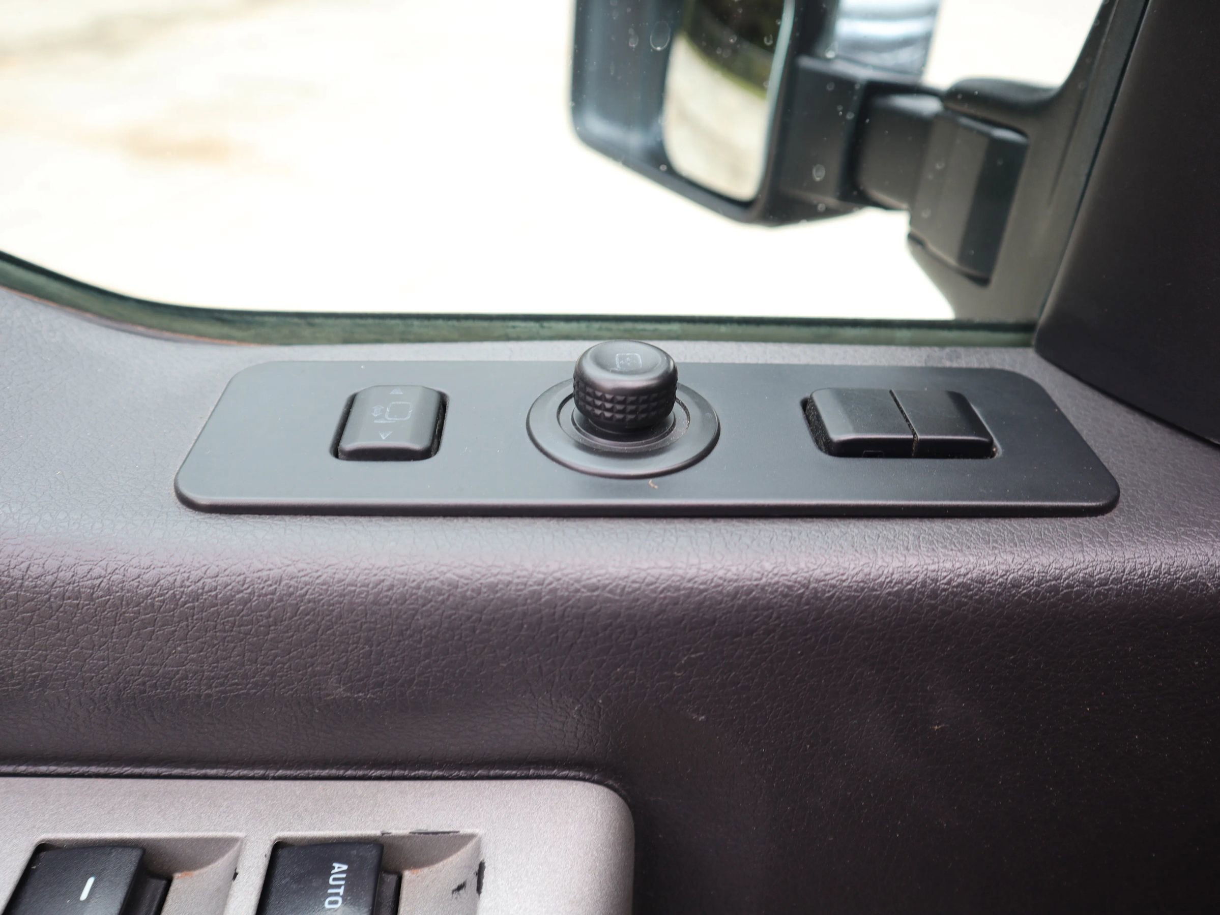 Used 2015 Ford F350 Lariat w/ Lariat Interior Package image 25