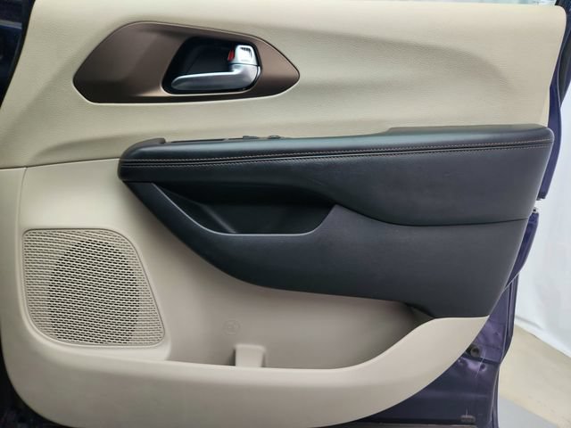 Used 2019 Chrysler Pacifica Touring-L FWD image 27