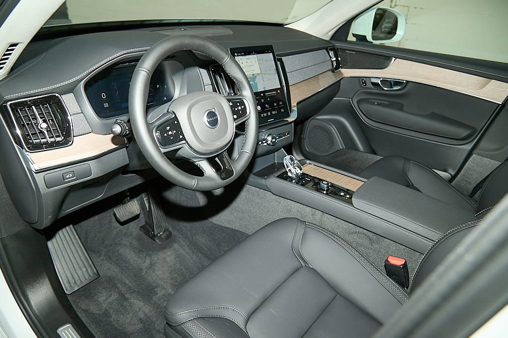 New 2025 Volvo XC90 B6 Plus w/ Protection Package Premier image 12