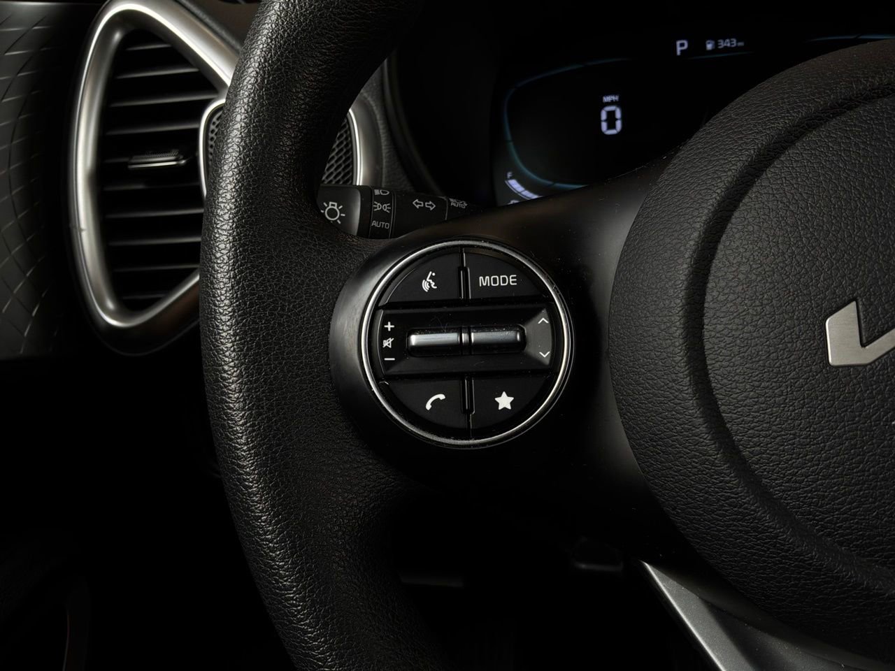 Used 2025 Kia Soul LX w/ LX Technology Package FWD image 30