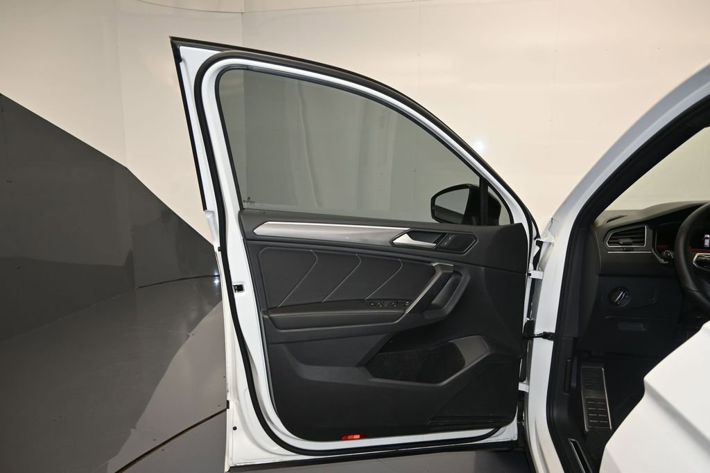 Used 2023 Volkswagen Tiguan SE R-Line FWD image 10