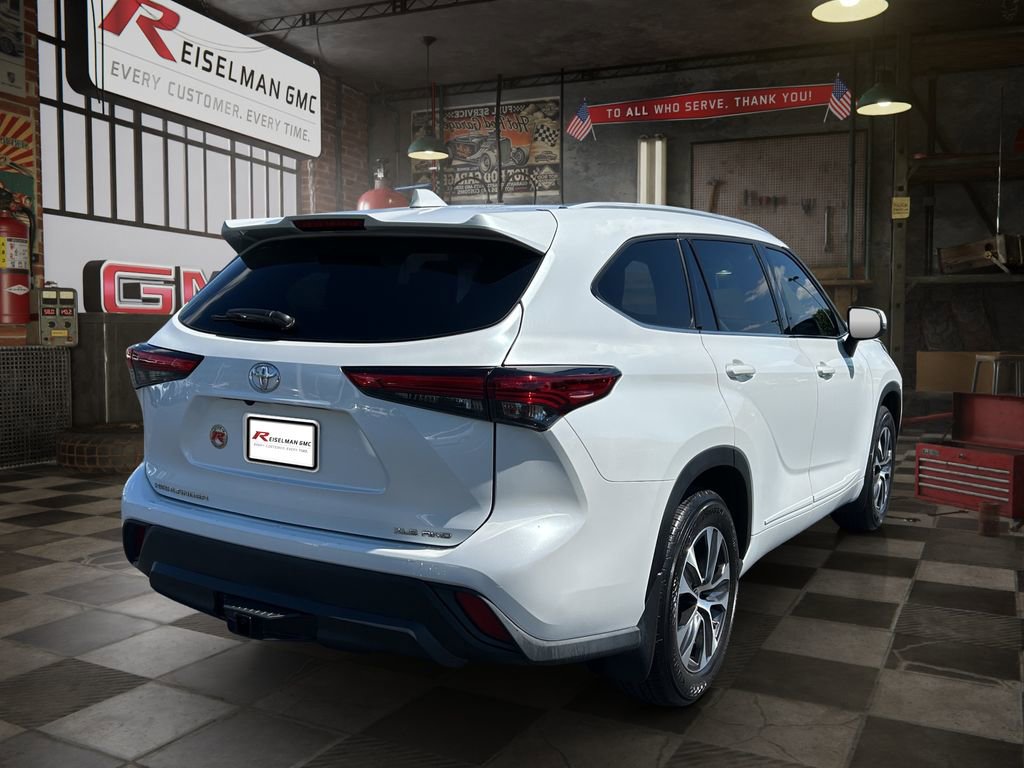 Used 2022 Toyota Highlander XLE AWD/4WD image 3