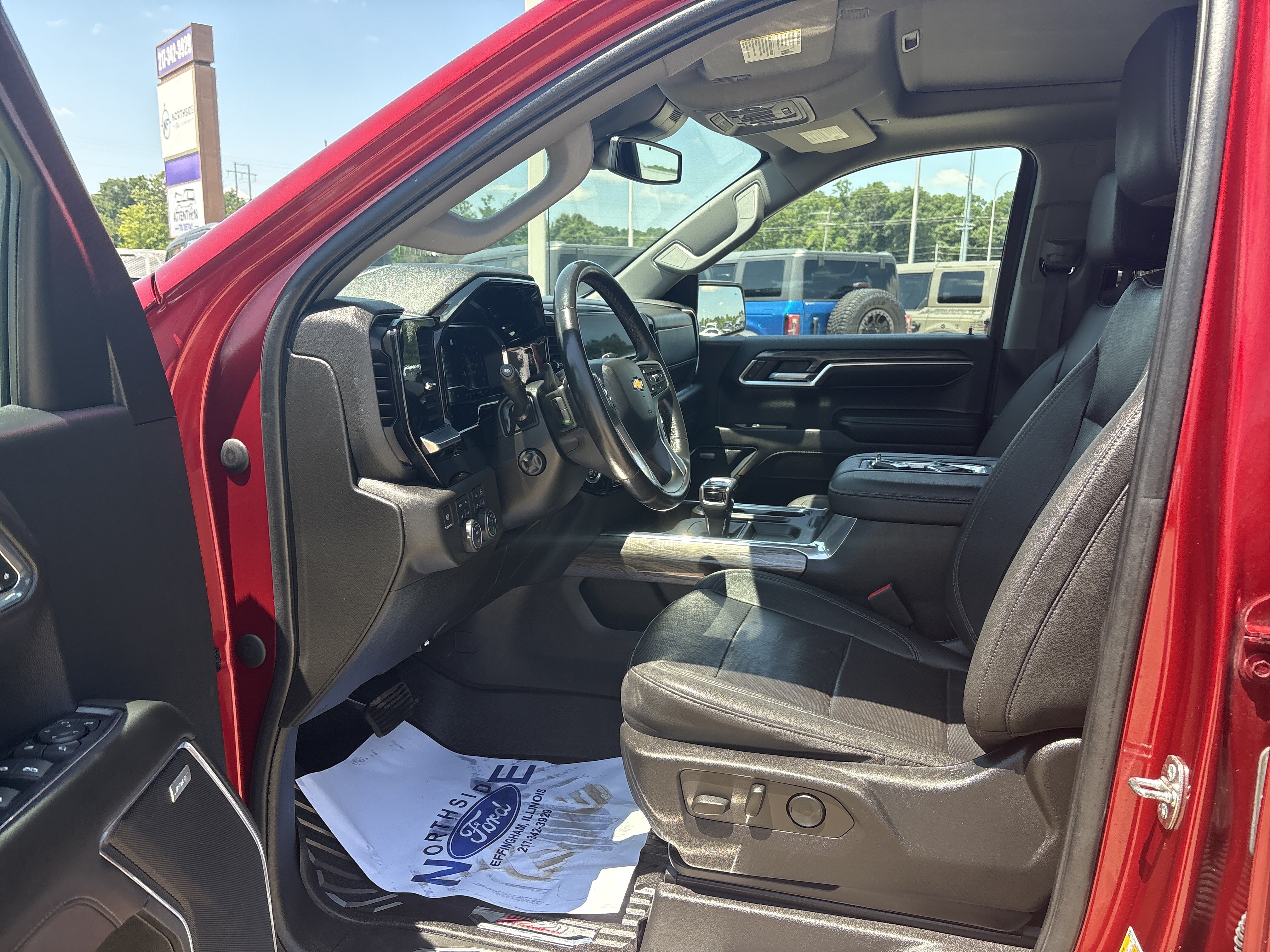 Used 2022 Chevrolet Silverado 1500 LTZ w/ LTZ Premium Package AWD/4WD image 11
