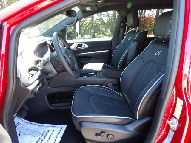 New 2026 Chrysler Pacifica Limited w/ Uconnect Theater Family Group AWD/4WD image 16