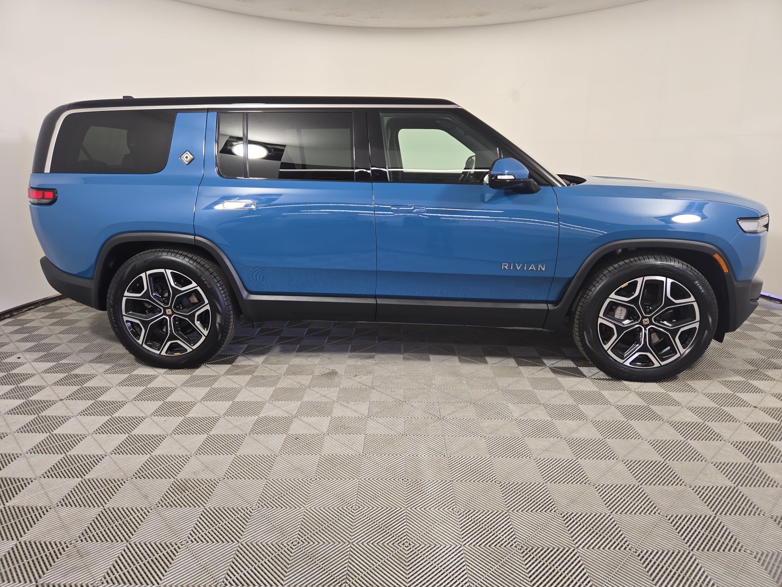 Used 2025 Rivian R1S Adventure Dual AWD/4WD image 6