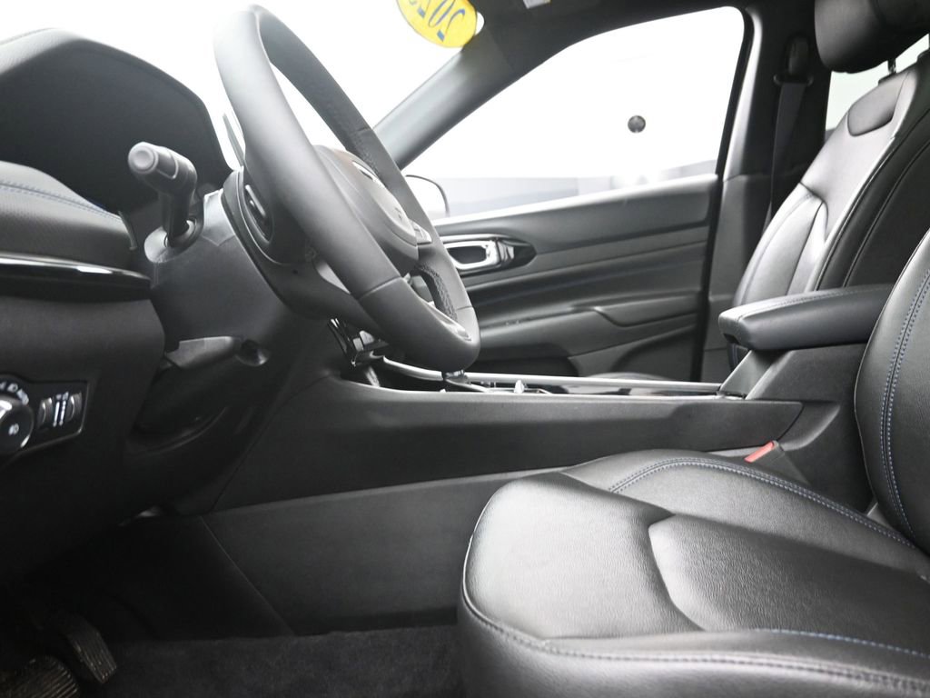 Used 2025 Jeep Compass Limited w/ High Altitude Package image 13