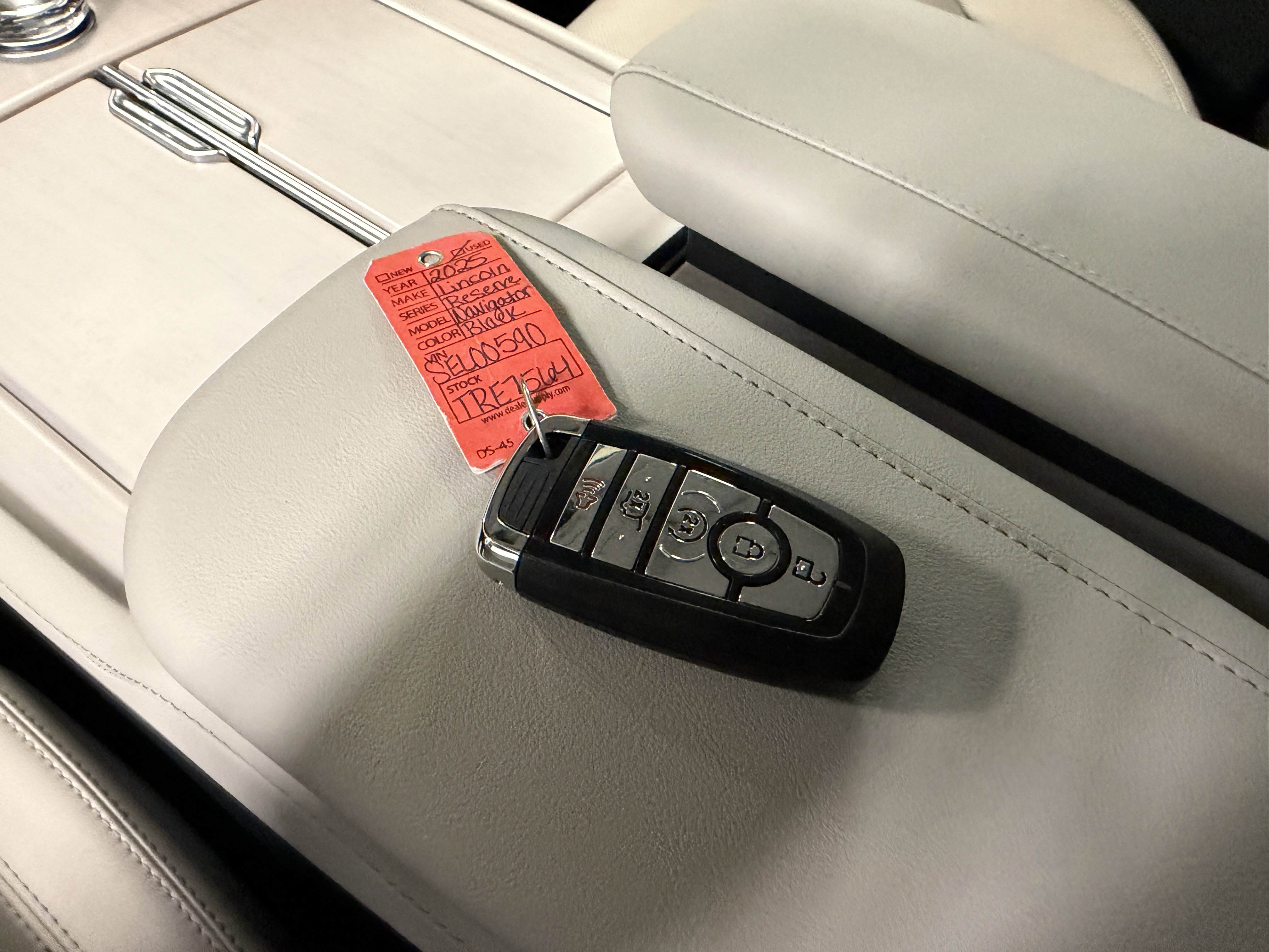 Used 2025 Lincoln Navigator Reserve image 21