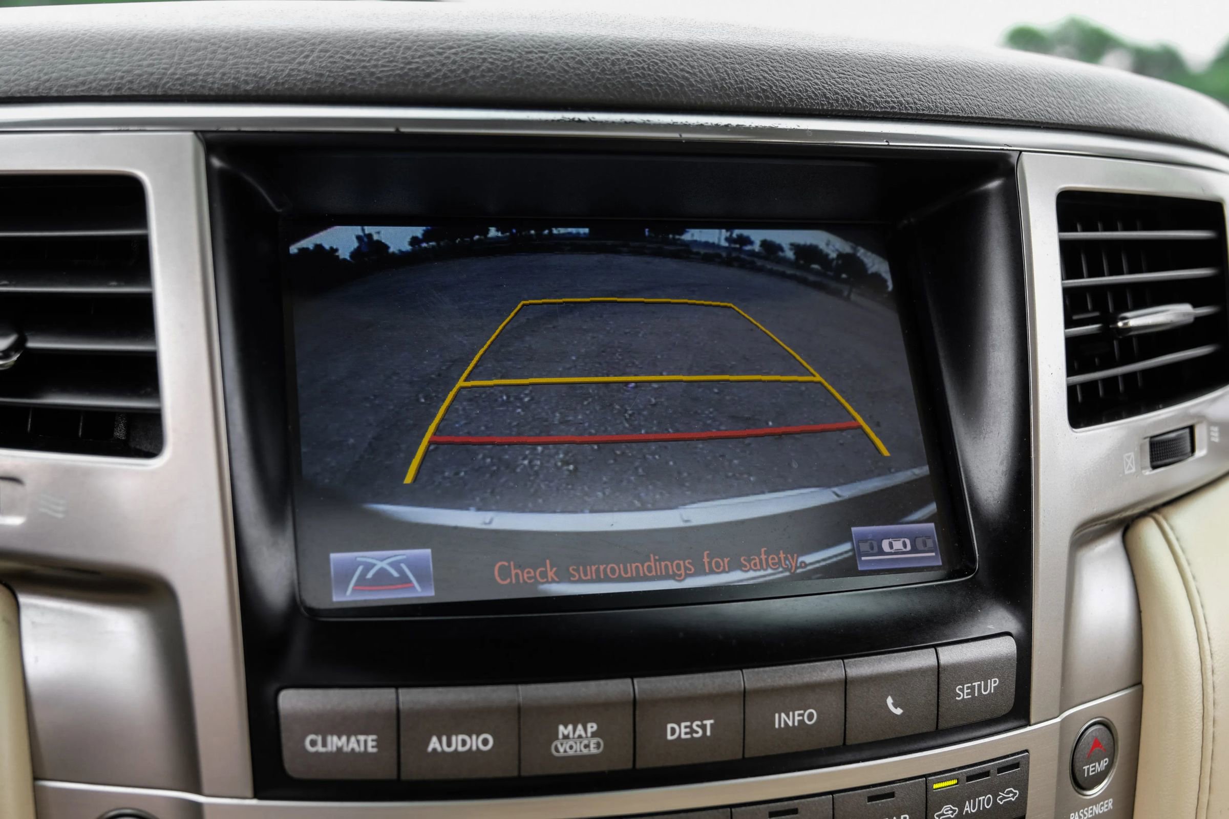 Used 2013 Lexus LX 570 4WD w/ Luxury Pkg image 27