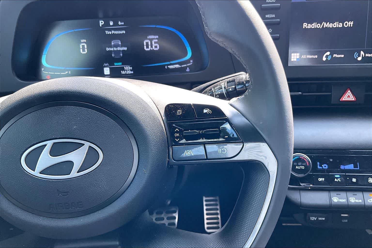 Used 2025 Hyundai Elantra Sport FWD image 22