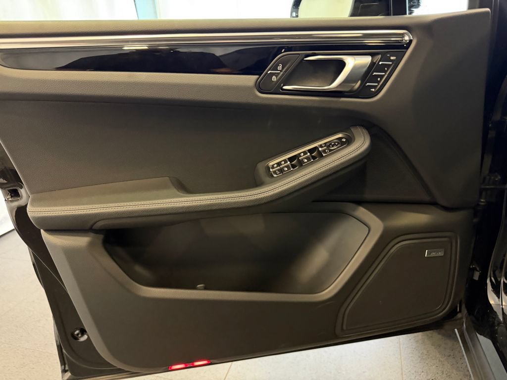 Certified 2026 Porsche Macan AWD/4WD image 15