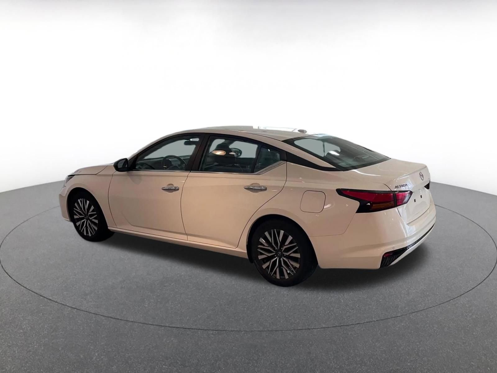 Used 2025 Nissan Altima 2.5 SV image 9