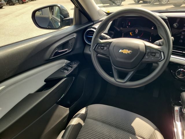 Used 2025 Chevrolet Trax LT FWD image 13