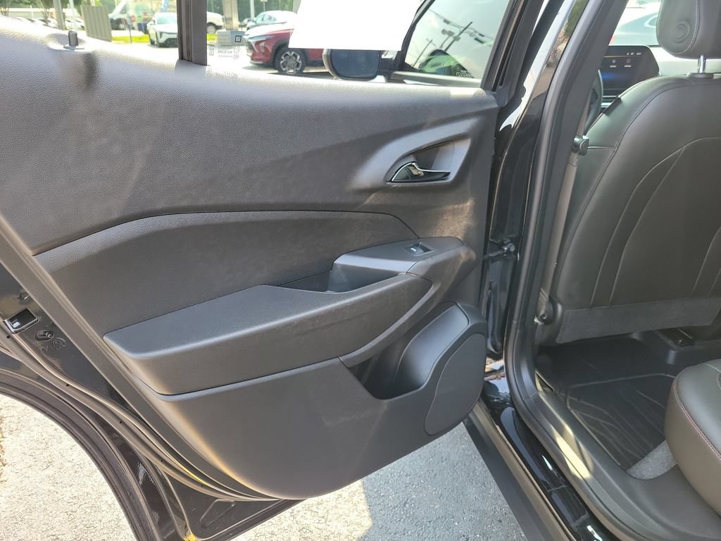 Used 2025 Chevrolet Trax RS w/ Sunroof Package FWD image 18