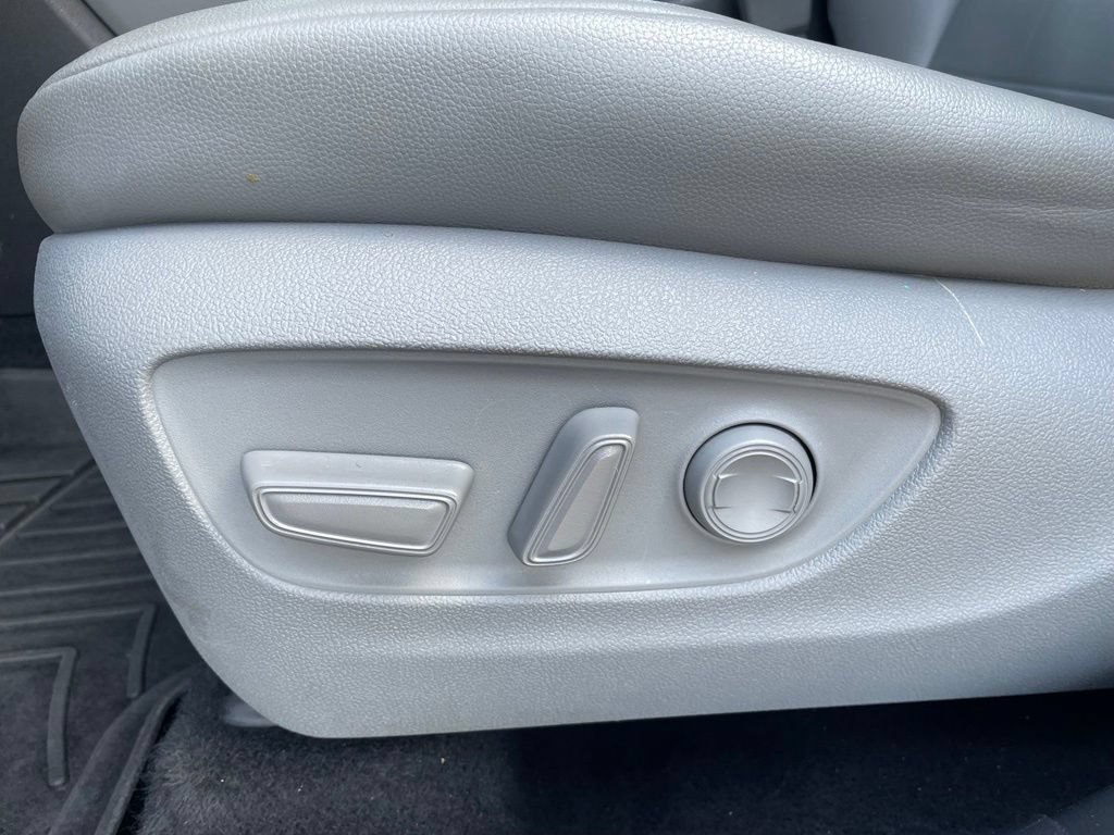 Used 2021 Toyota Highlander XLE FWD image 11