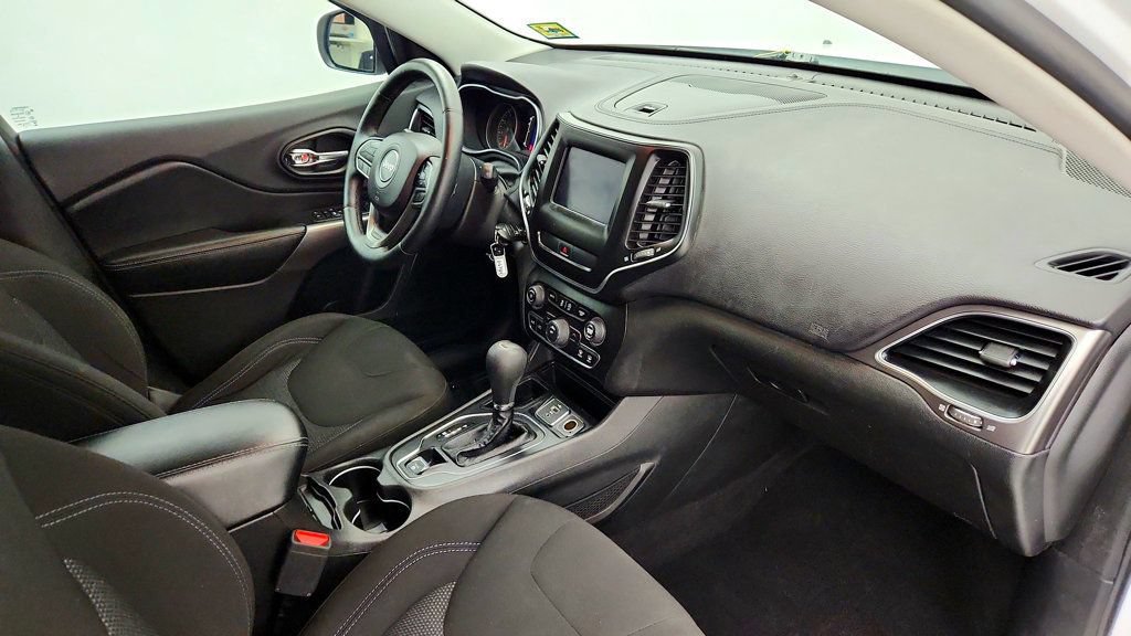 Used 2019 Jeep Cherokee Latitude w/ Cold Weather Group FWD image 24