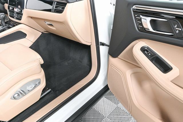 Used 2025 Porsche Macan image 25