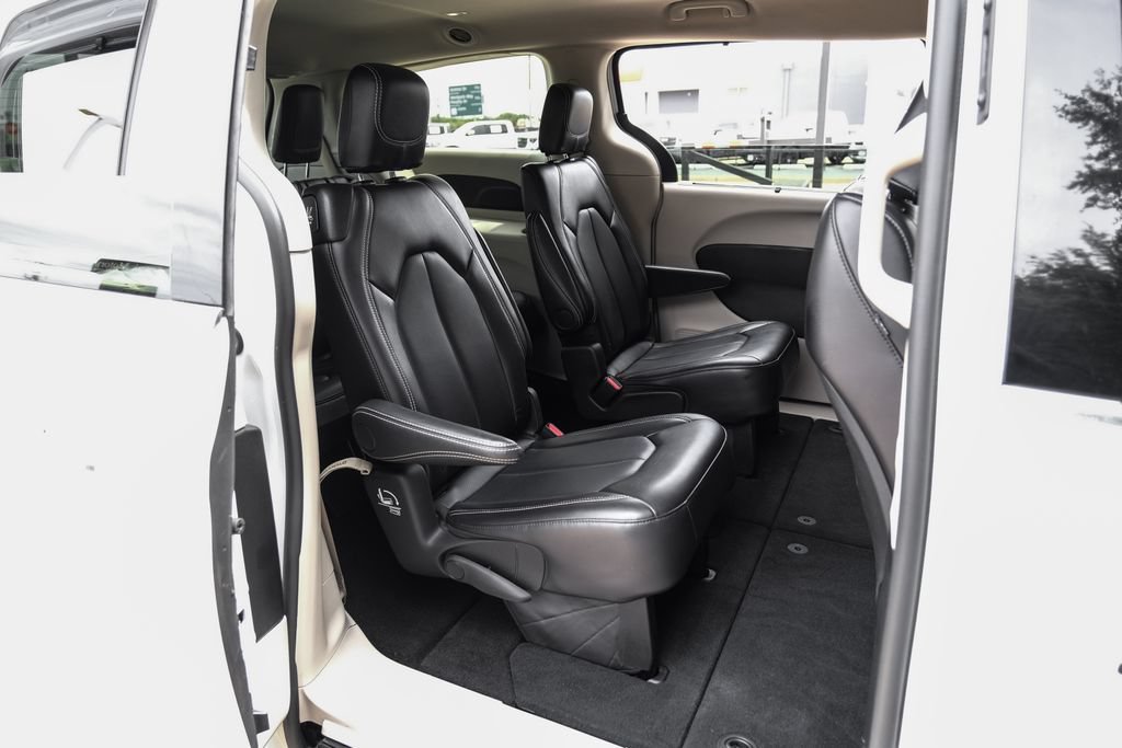 Used 2024 Chrysler Pacifica Touring-L FWD image 48