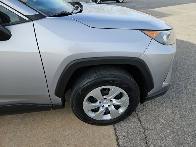 Used 2019 Toyota RAV4 LE image 9