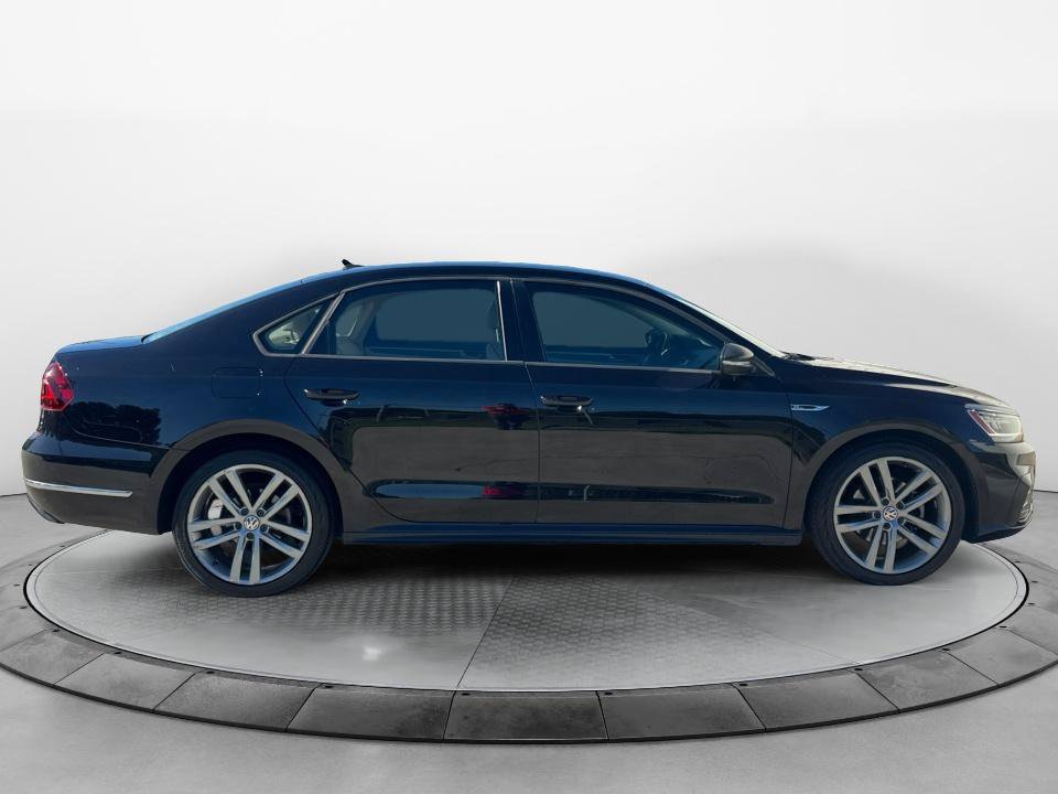Used 2018 Volkswagen Passat 2.0T R-Line w/ R-Line Lighting Package FWD image 8