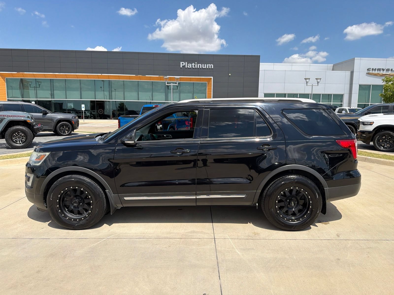 Used 2017 Ford Explorer XLT w/ Equipment Group 202A FWD image 2