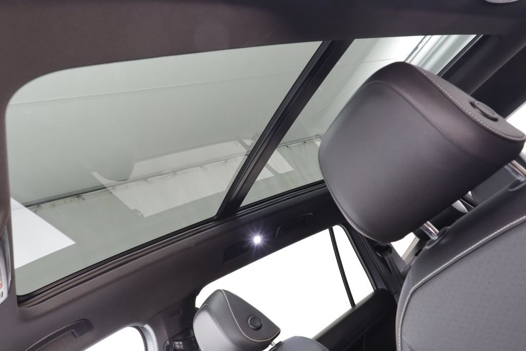 Certified 2023 Volkswagen Tiguan SE R-Line AWD/4WD image 13