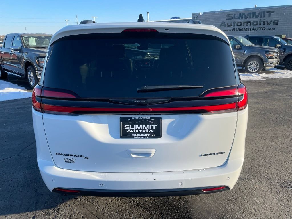 Used 2025 Chrysler Pacifica Limited FWD image 31