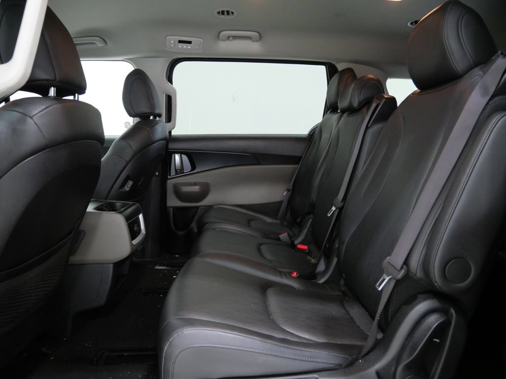 Used 2025 Kia Carnival FWD image 23