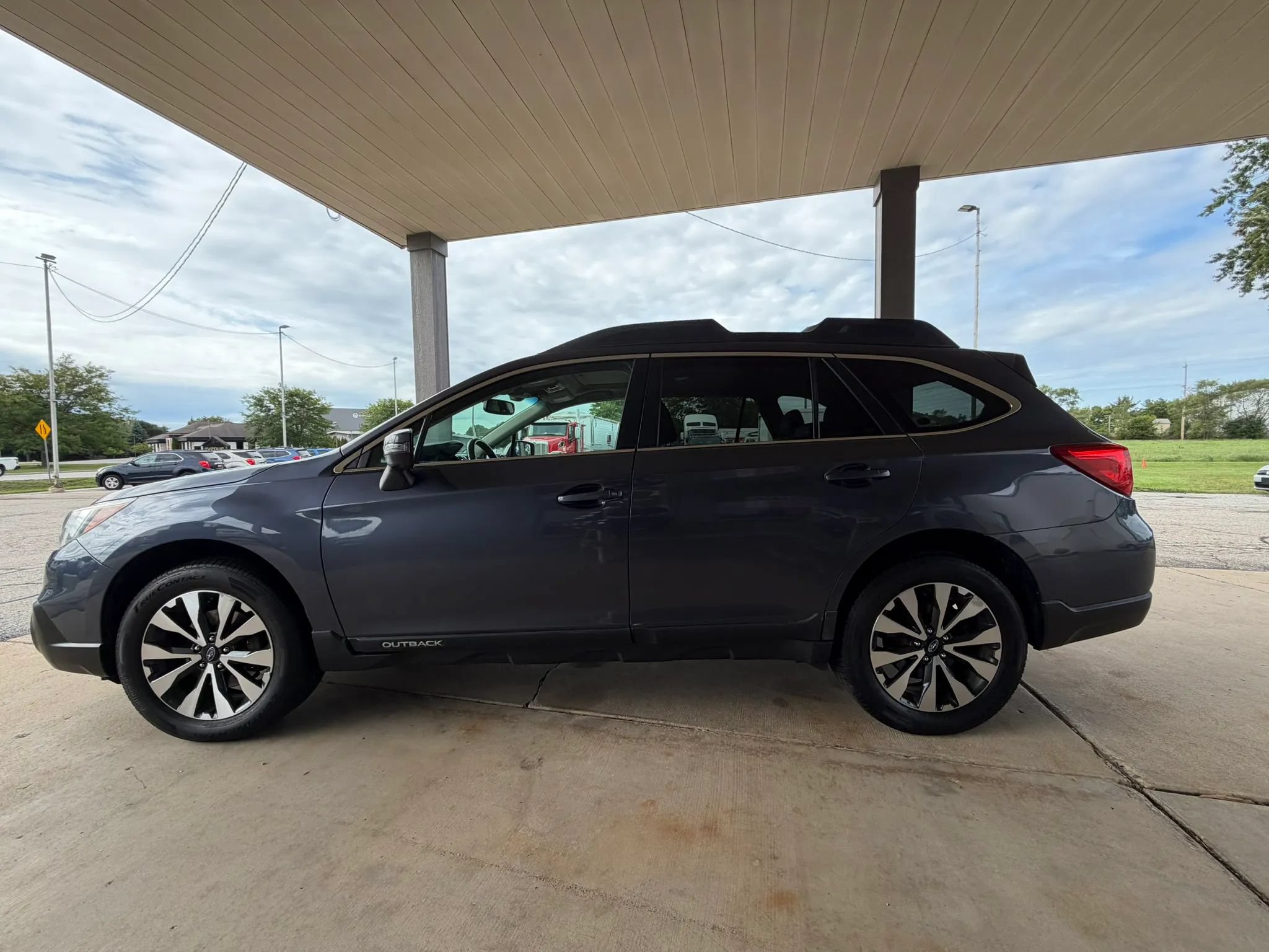Used 2015 Subaru Outback 2.5i Limited AWD/4WD image 2