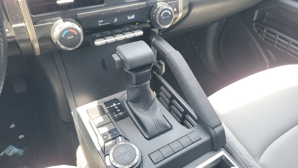 Certified 2025 Toyota Tacoma SR5 AWD/4WD image 15