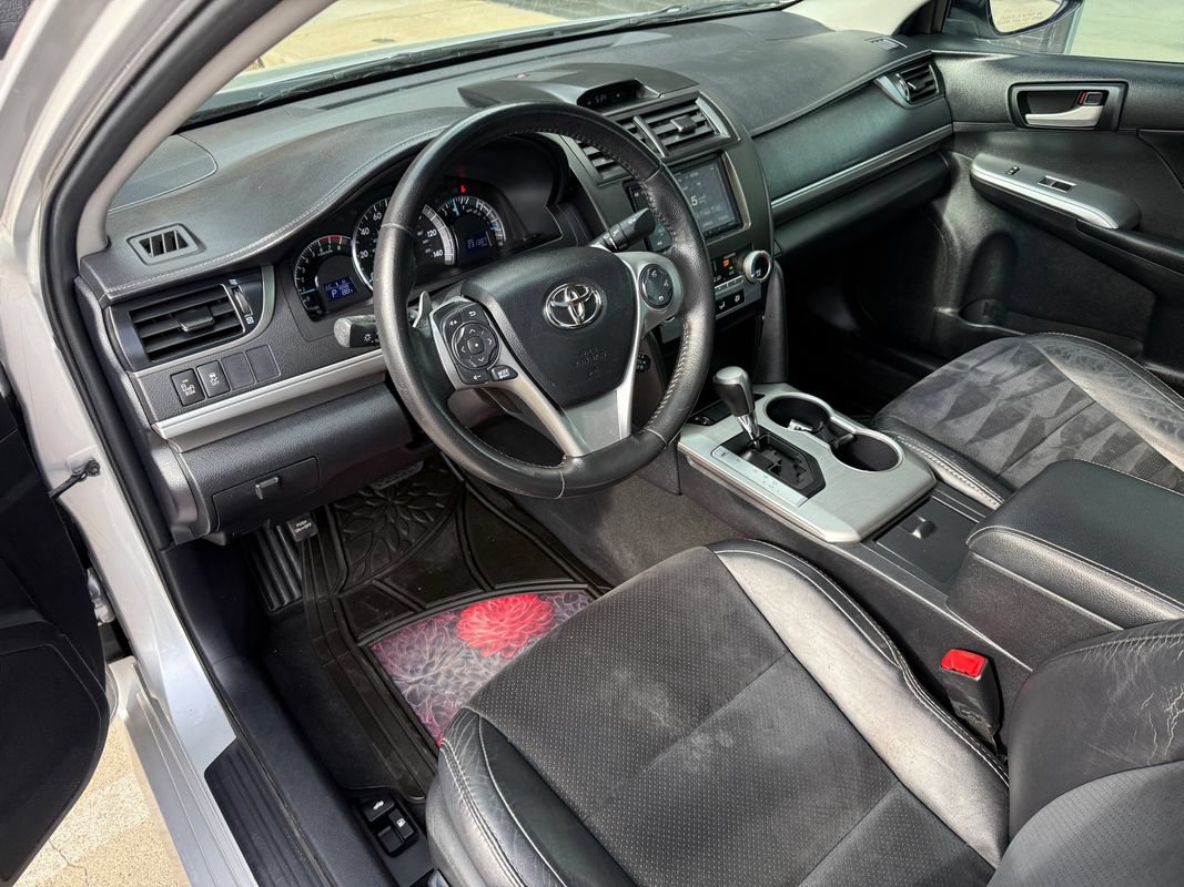 Used 2013 Toyota Camry SE w/ Leather Pkg FWD image 2