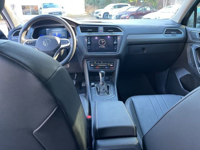Used 2022 Volkswagen Tiguan SE w/ Panoramic Sunroof Package image 17
