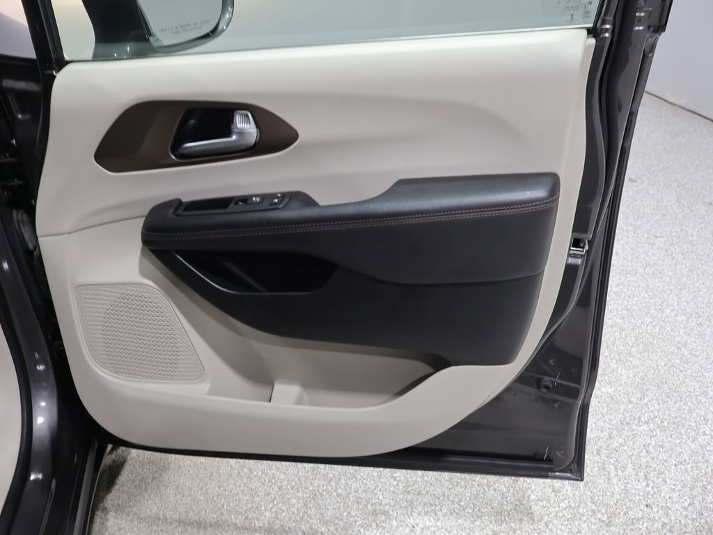 Used 2018 Chrysler Pacifica Touring-L Plus FWD image 23