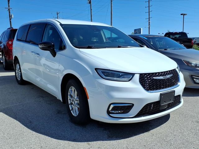 Used 2024 Chrysler Pacifica Touring-L FWD image 4
