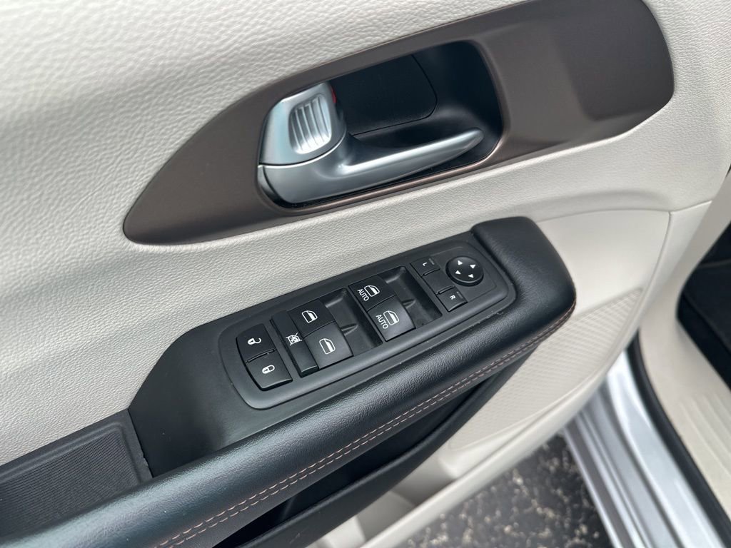 Used 2018 Chrysler Pacifica Touring w/ Tire & Wheel Group image 15