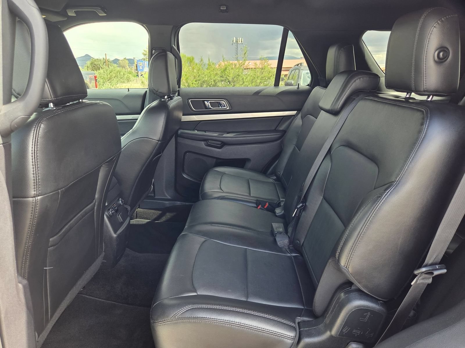 Used 2018 Ford Explorer XLT w/ Equipment Group 202A FWD image 26