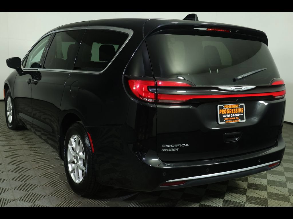 Used 2024 Chrysler Pacifica Touring-L image 15