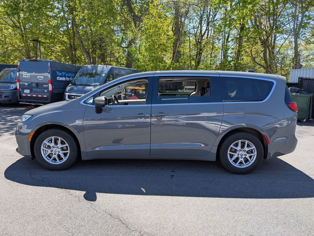 Used 2023 Chrysler Pacifica Touring-L FWD image 8