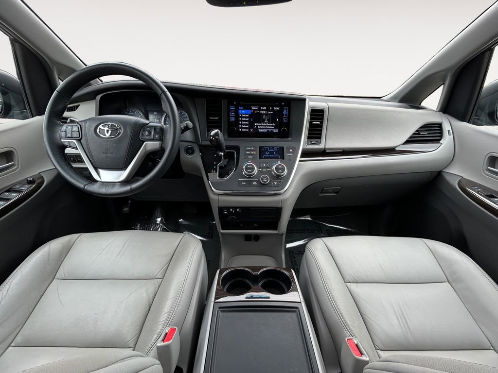 Used 2017 Toyota Sienna XLE Premium image 13