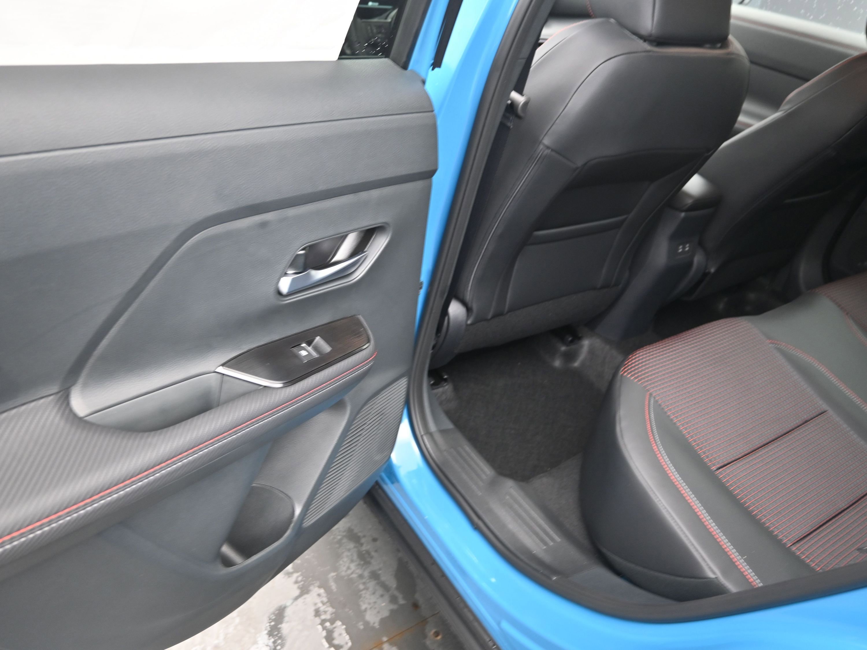 New 2025 Nissan Kicks SR image 17