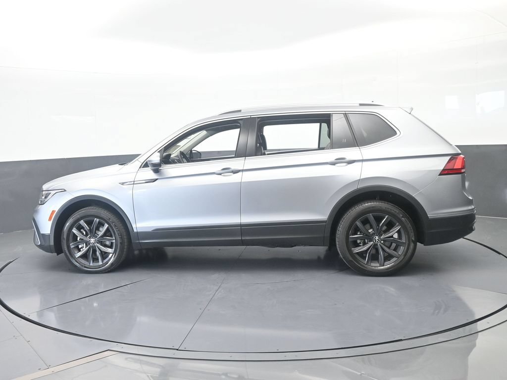 Used 2024 Volkswagen Tiguan SE FWD image 3