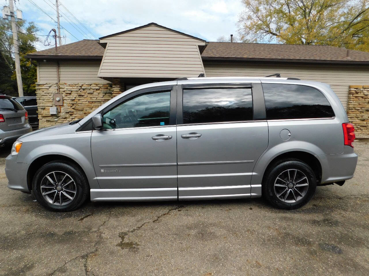 Used 2017 Dodge Grand Caravan SXT image 14