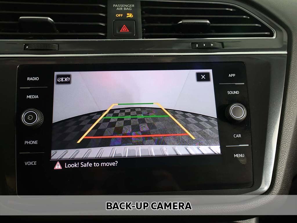 Used 2023 Volkswagen Tiguan SE w/ Panoramic Sunroof Package image 6