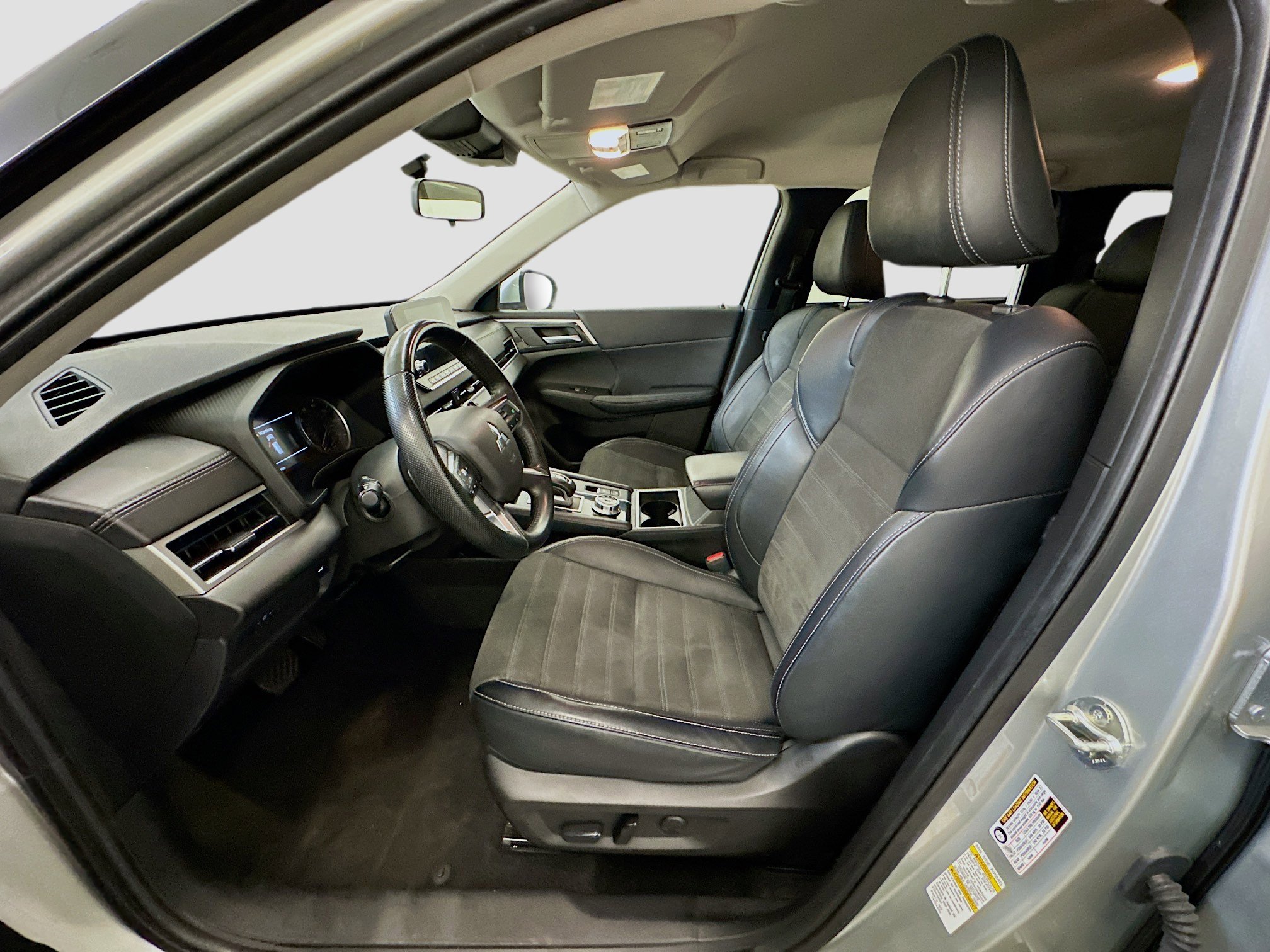 Used 2024 Mitsubishi Outlander SE image 13