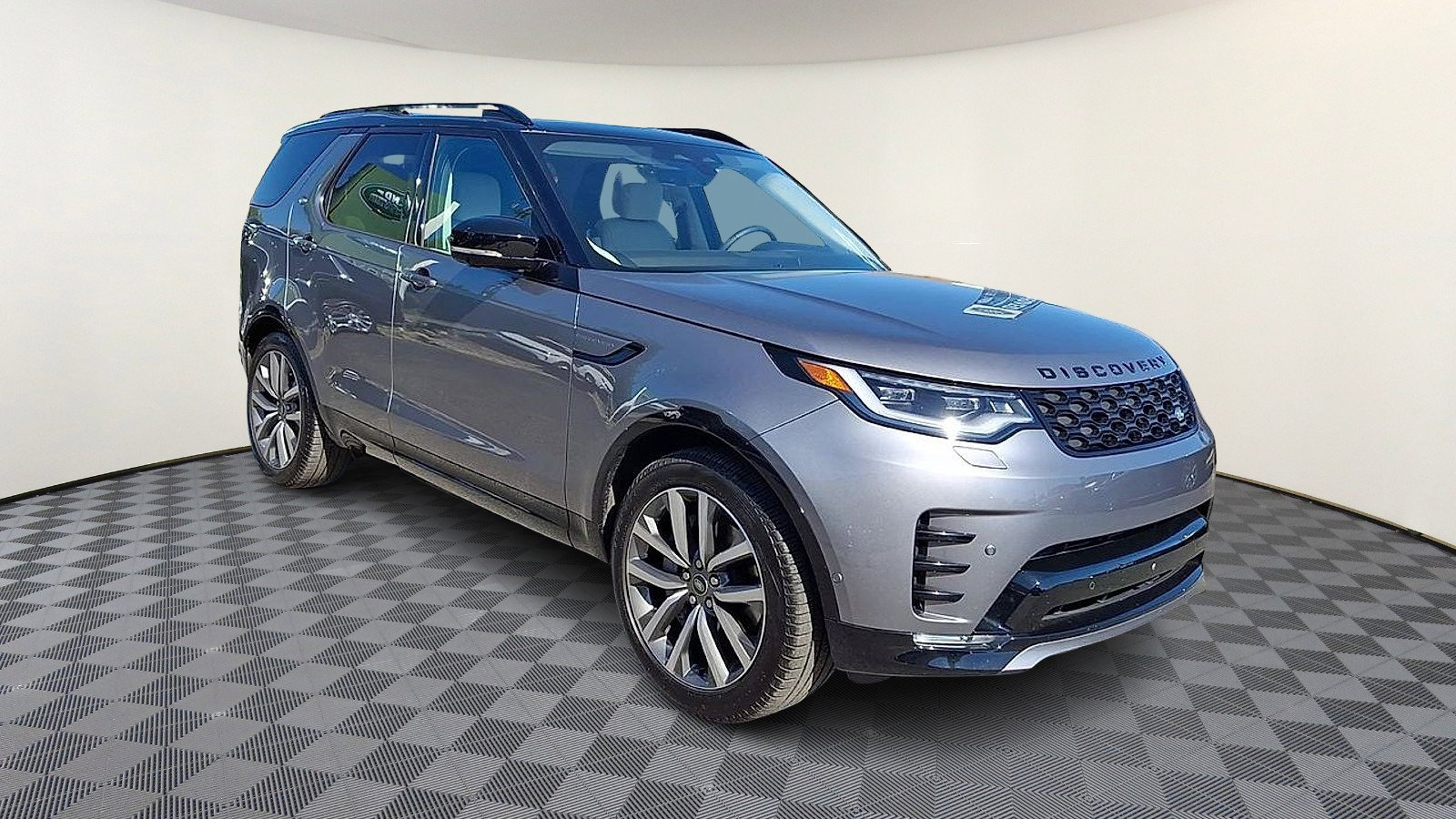 Used 2025 Land Rover Discovery Dynamic SE AWD/4WD image 2