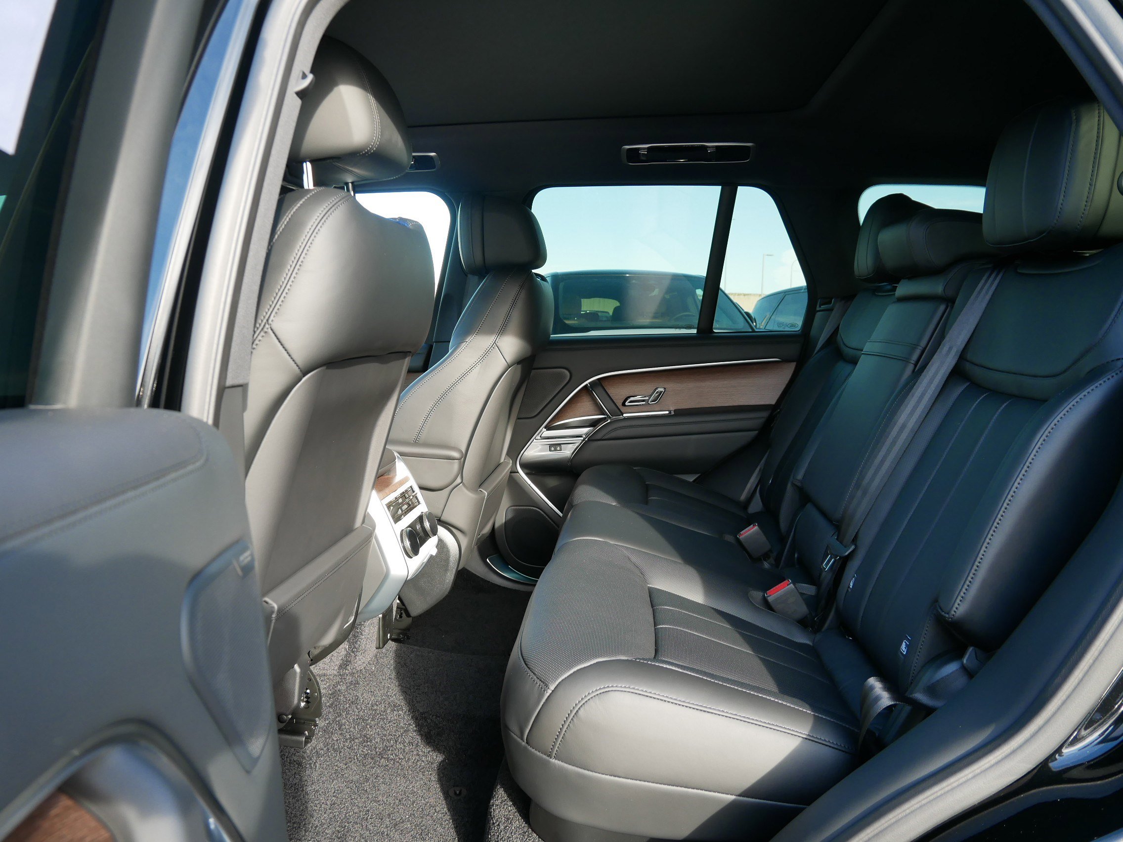 New 2025 Land Rover Range Rover SE image 5