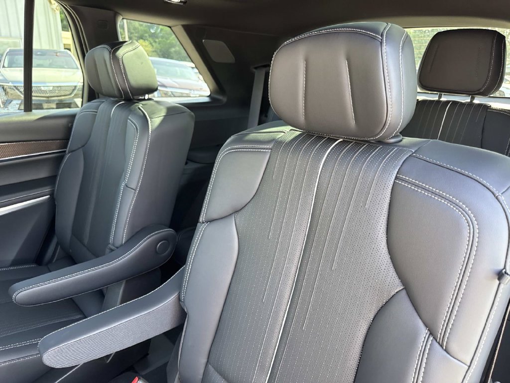 New 2027 Cadillac Vistiq Sport w/ LPO, Floor Liner Package AWD/4WD image 14