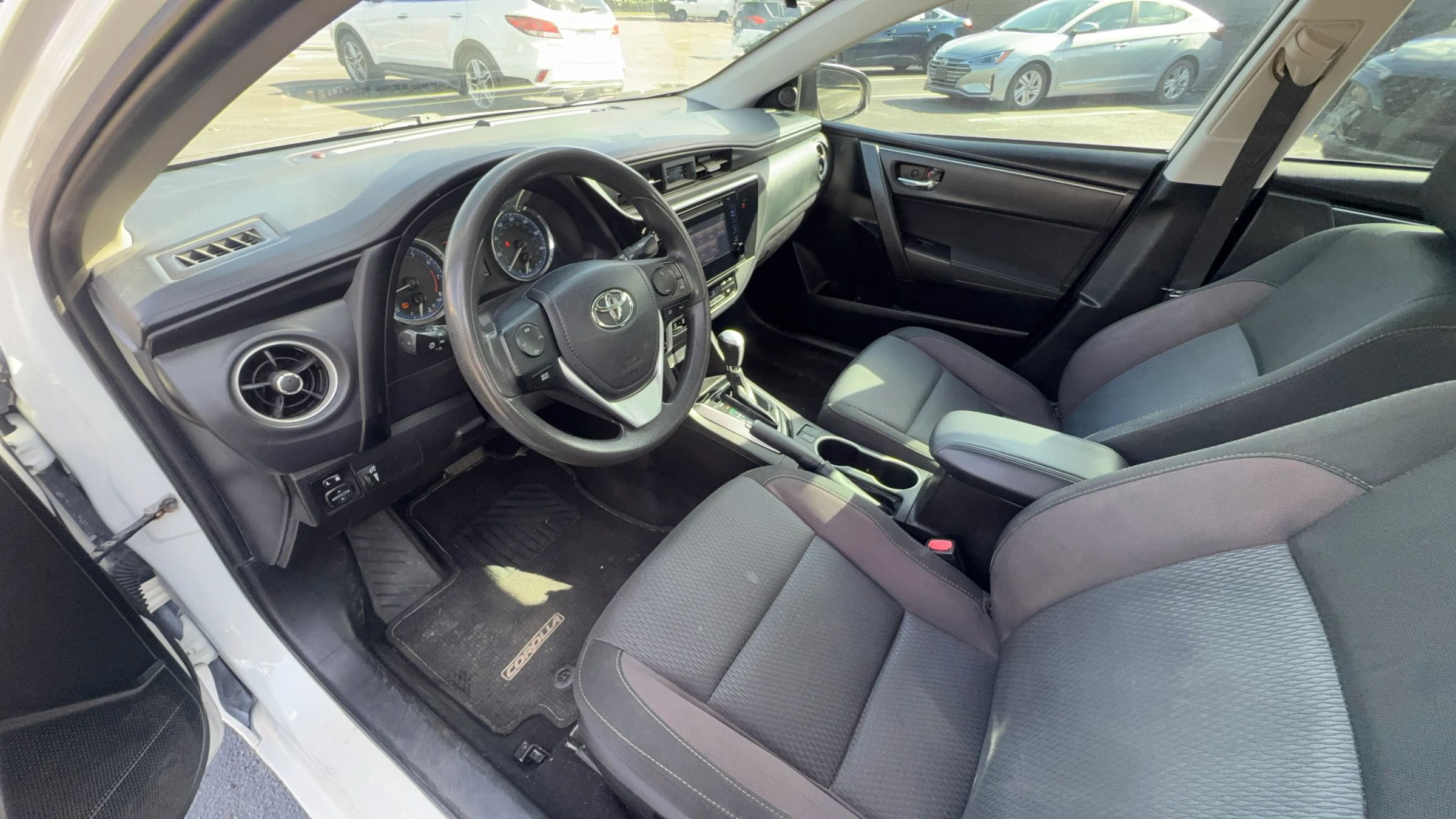 Used 2018 Toyota Corolla LE FWD image 15
